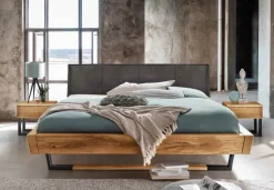 817 Bett aus Holzbalken
