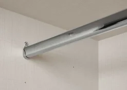 Kleiderschrank mit TV-Halterung